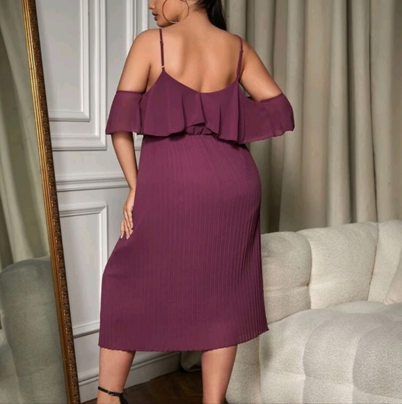 HP 🥳 Cold shoulder pleated dress 🩷💜 - Picture 3 of 14